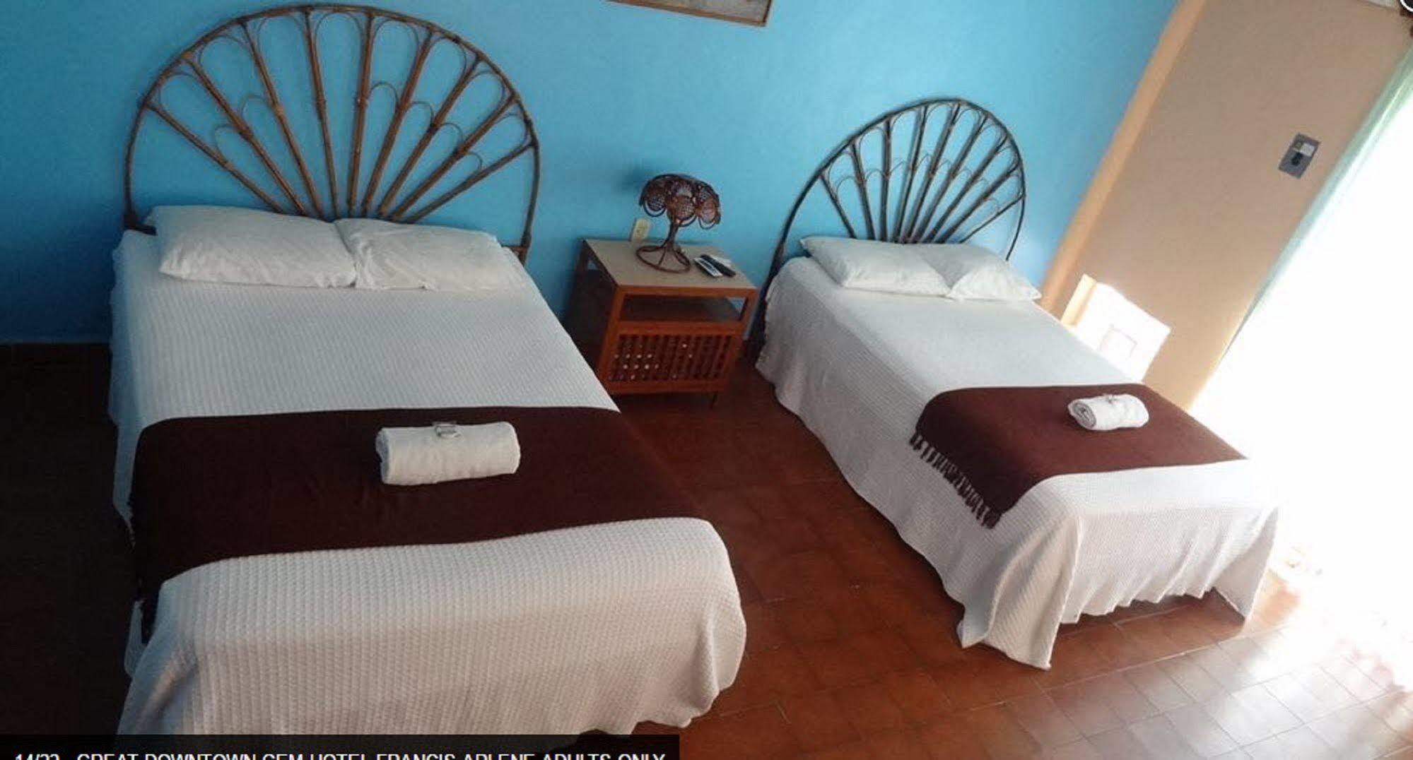 איסלה מוחרס Hotel Francis Arlene Adults Only מראה חיצוני תמונה